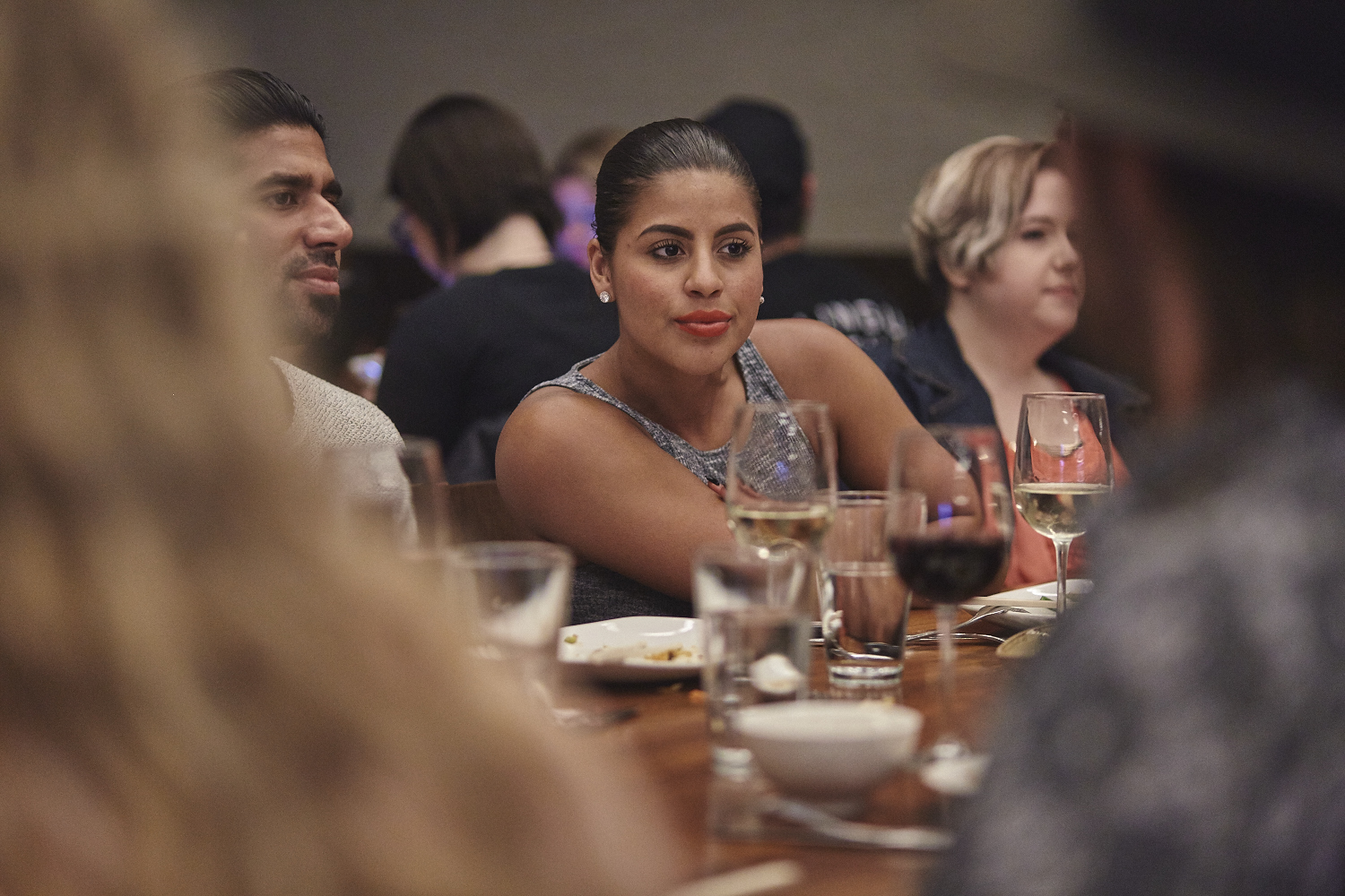 Une belle gang d'influenceurs rassemblée pour une tournée de sake bomb au PF Chang's