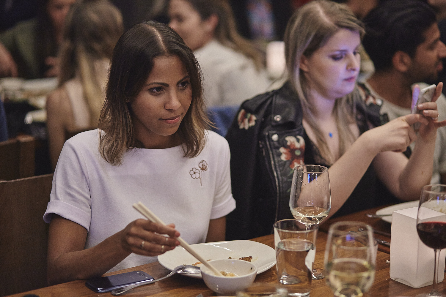 Une belle gang d'influenceurs rassemblée pour une tournée de sake bomb au PF Chang's