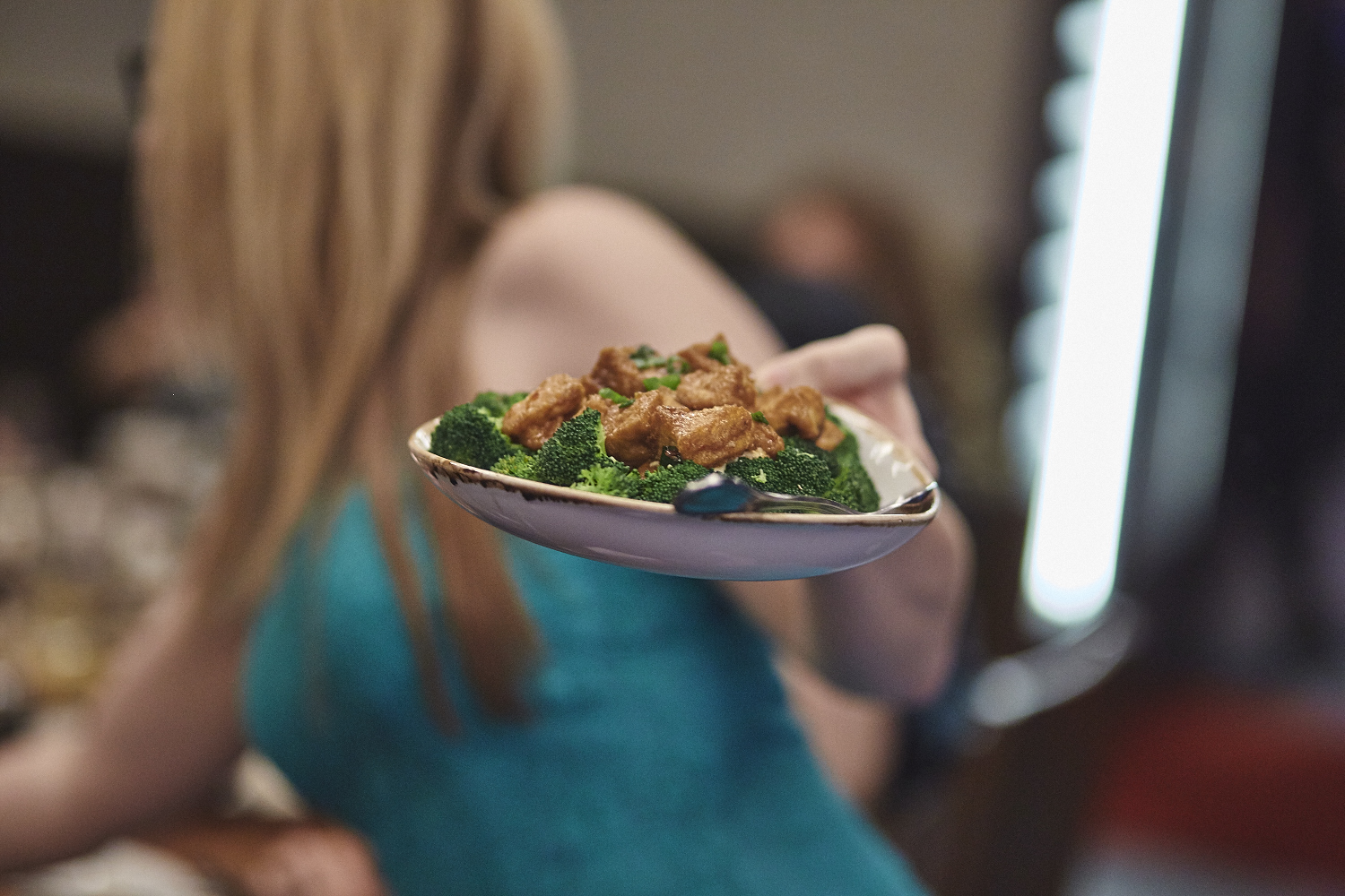 Une belle gang d'influenceurs rassemblée pour une tournée de sake bomb au PF Chang's