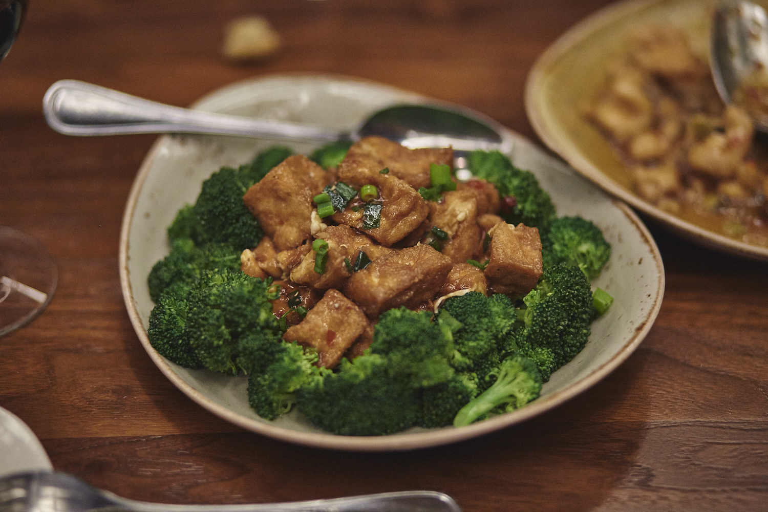 Une belle gang d'influenceurs rassemblée pour une tournée de sake bomb au PF Chang's