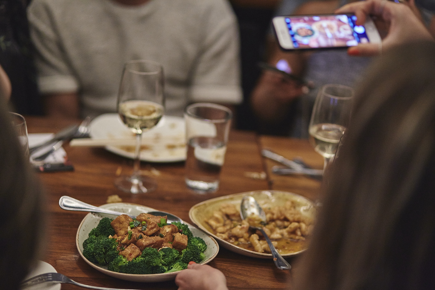 Une belle gang d'influenceurs rassemblée pour une tournée de sake bomb au PF Chang's
