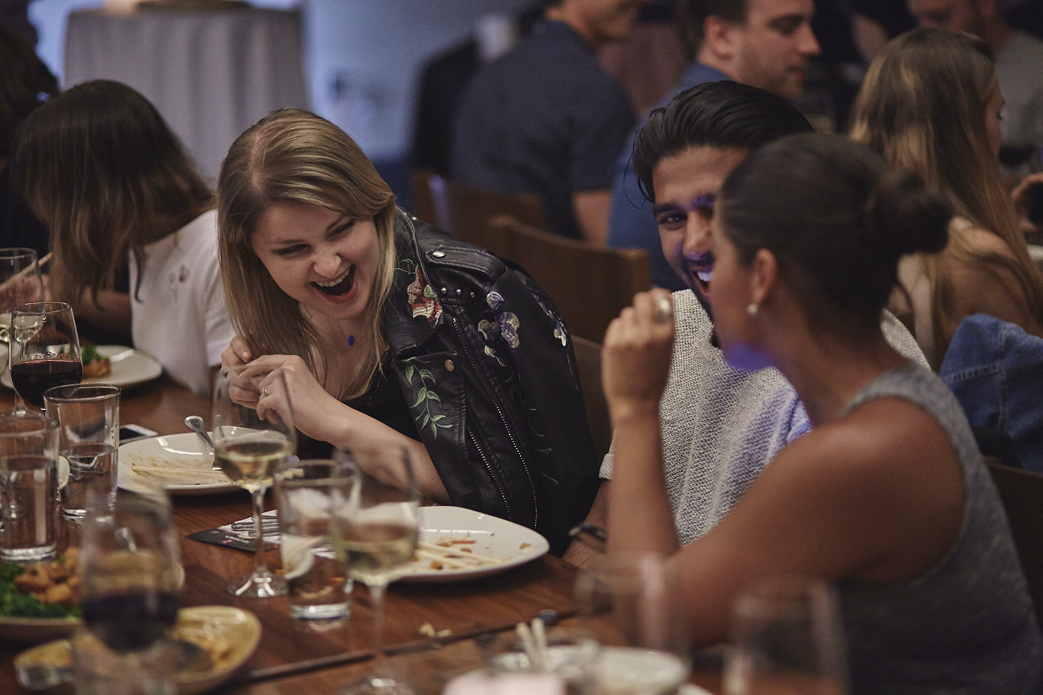 Une belle gang d'influenceurs rassemblée pour une tournée de sake bomb au PF Chang's