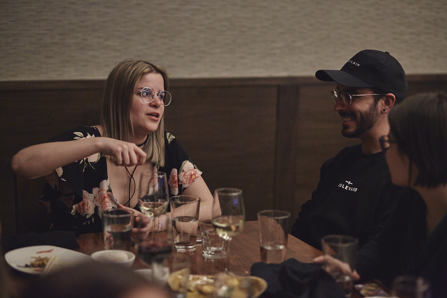 Une belle gang d'influenceurs rassemblée pour une tournée de sake bomb au PF Chang's