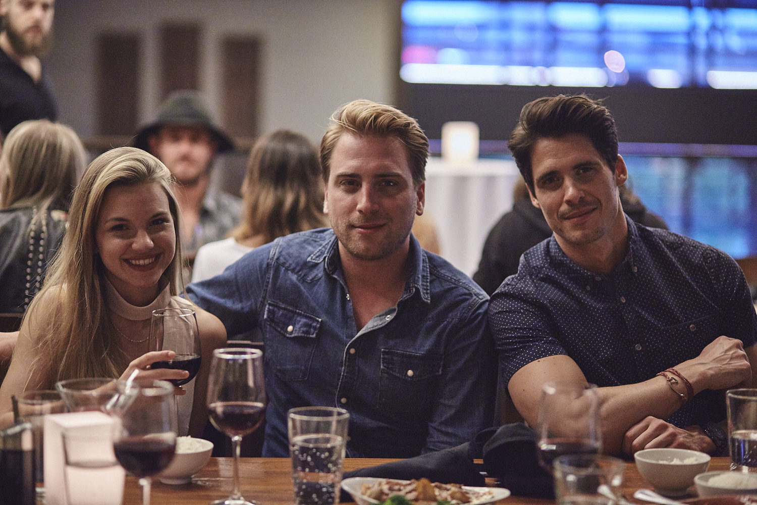Une belle gang d'influenceurs rassemblée pour une tournée de sake bomb au PF Chang's