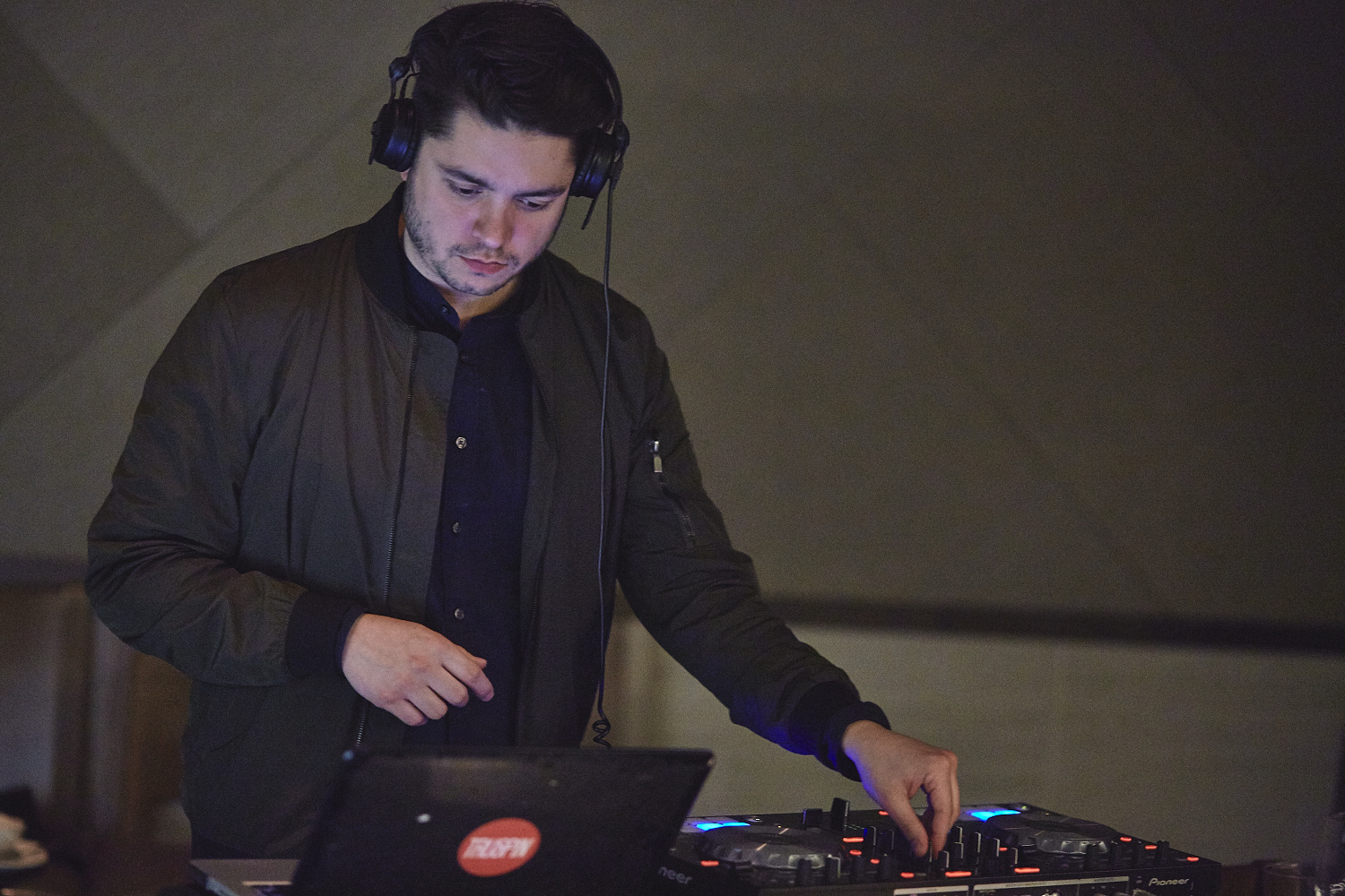 Une belle gang d'influenceurs rassemblée pour une tournée de sake bomb au PF Chang's