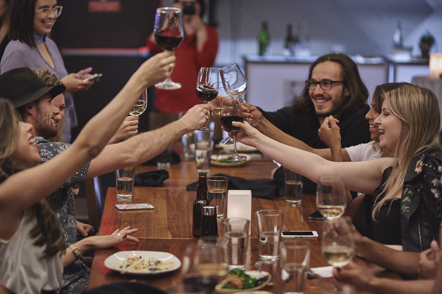 Une belle gang d'influenceurs rassemblée pour une tournée de sake bomb au PF Chang's