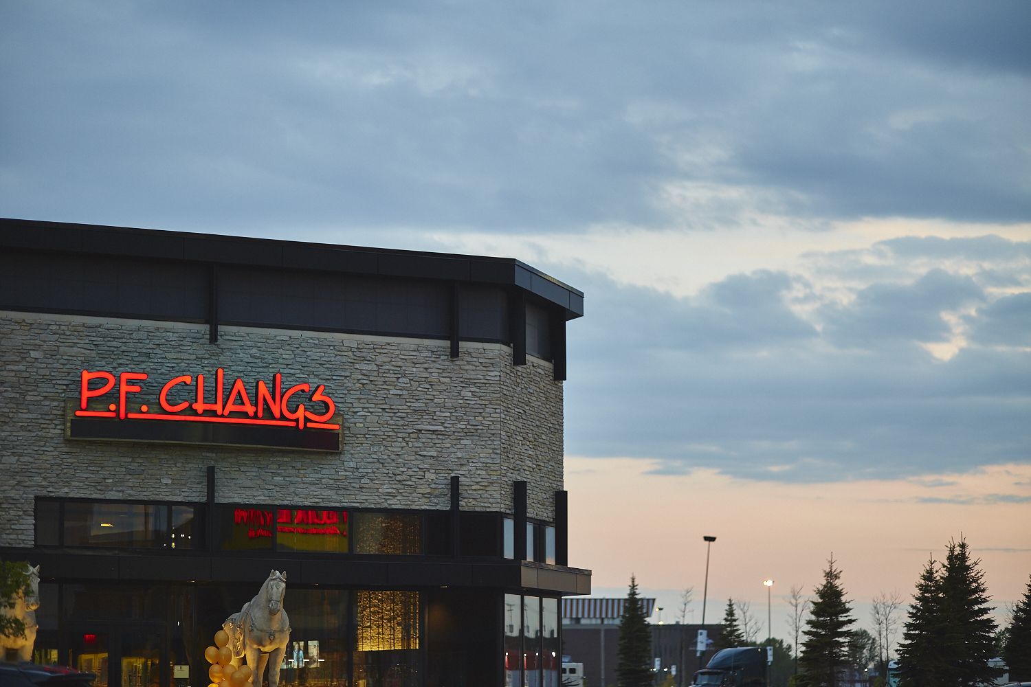 Une belle gang d'influenceurs rassemblée pour une tournée de sake bomb au PF Chang's