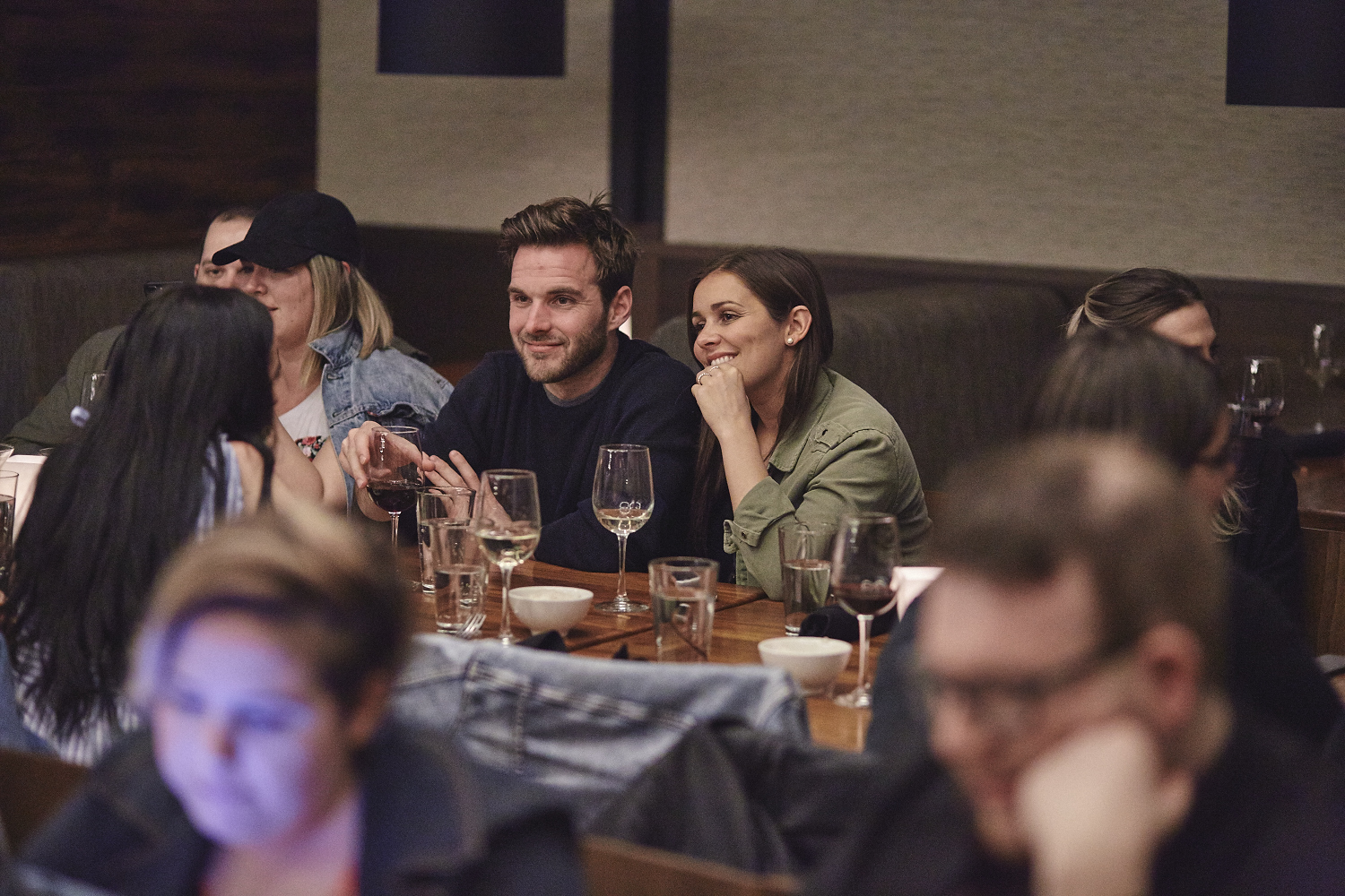 Une belle gang d'influenceurs rassemblée pour une tournée de sake bomb au PF Chang's