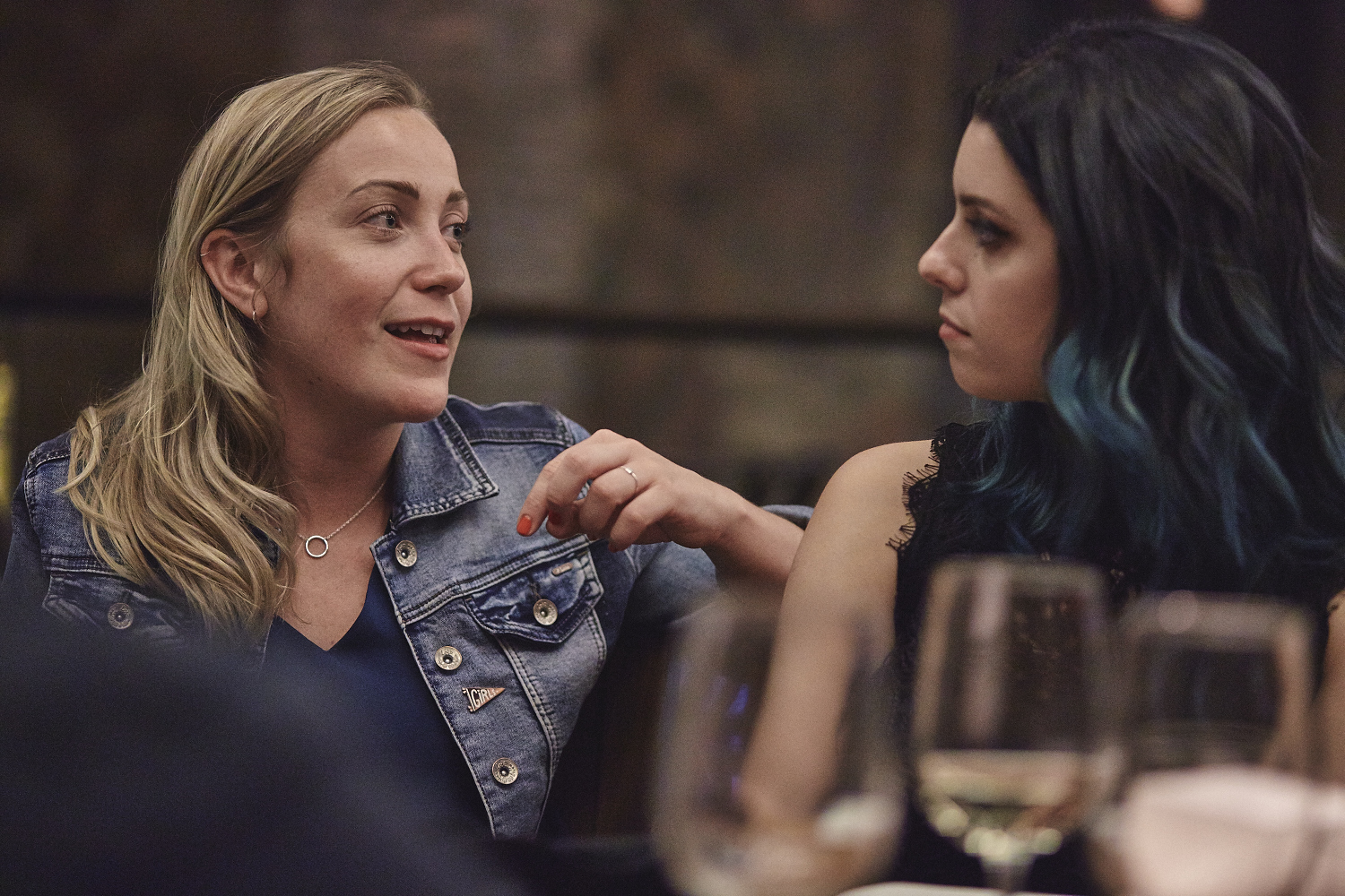 Une belle gang d'influenceurs rassemblée pour une tournée de sake bomb au PF Chang's