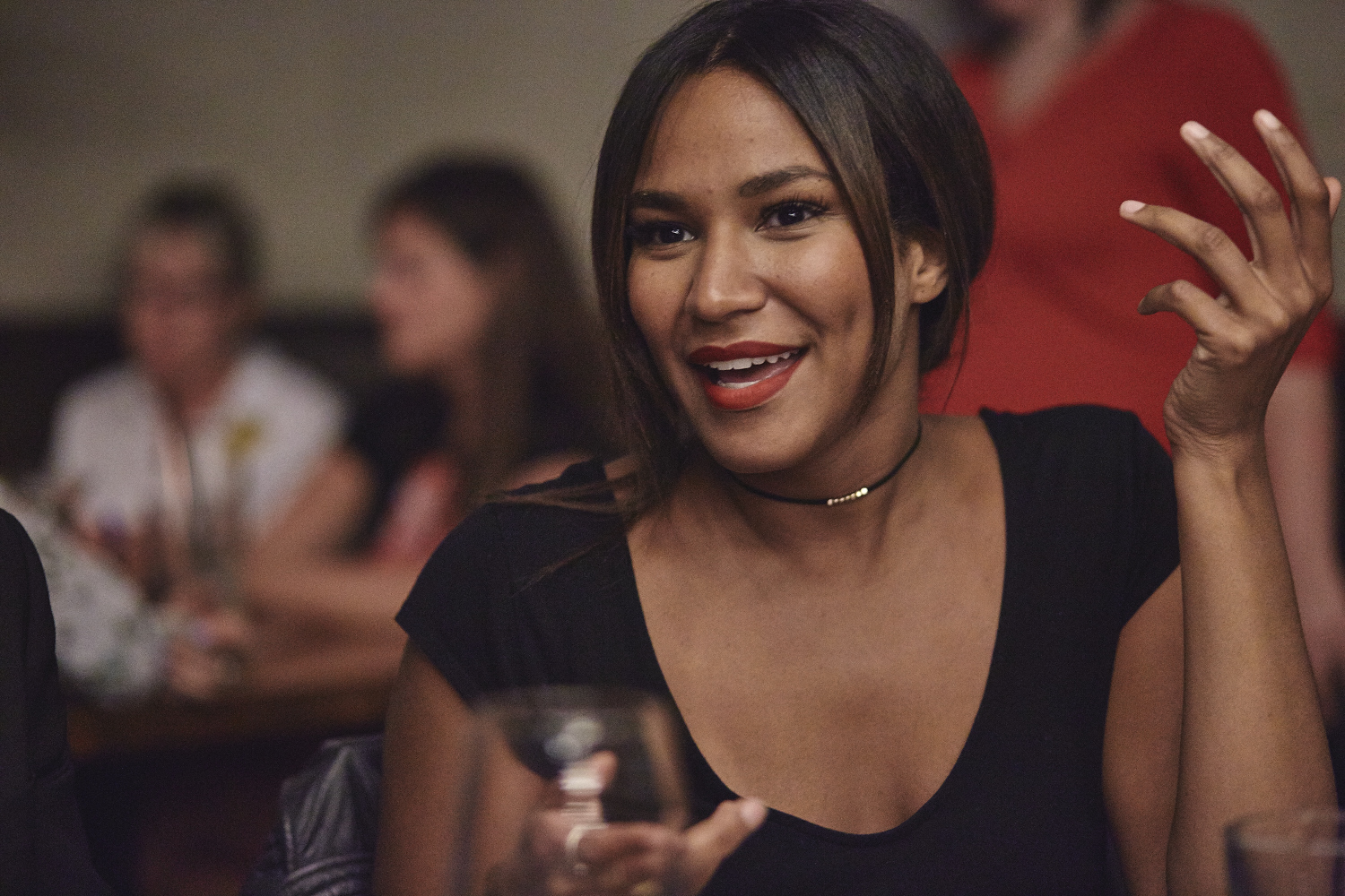 Une belle gang d'influenceurs rassemblée pour une tournée de sake bomb au PF Chang's