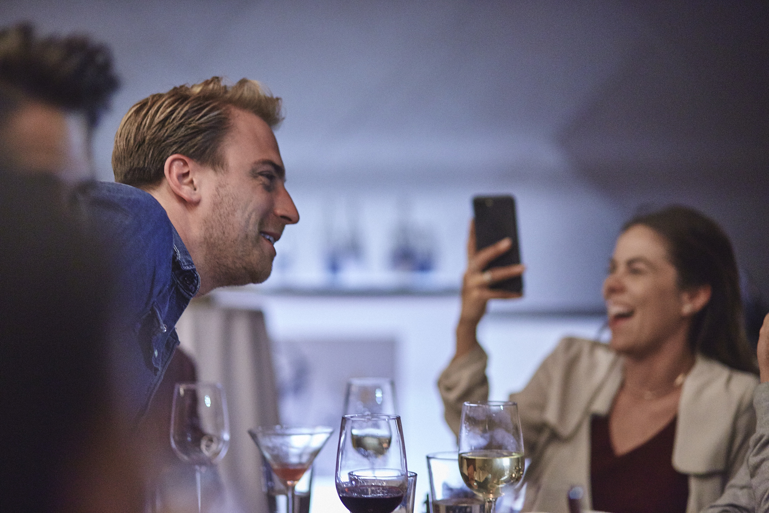 Une belle gang d'influenceurs rassemblée pour une tournée de sake bomb au PF Chang's