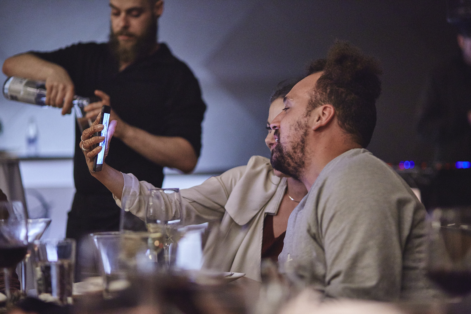 Une belle gang d'influenceurs rassemblée pour une tournée de sake bomb au PF Chang's