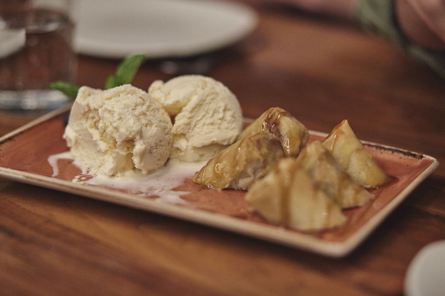 Une belle gang d'influenceurs rassemblée pour une tournée de sake bomb au PF Chang's