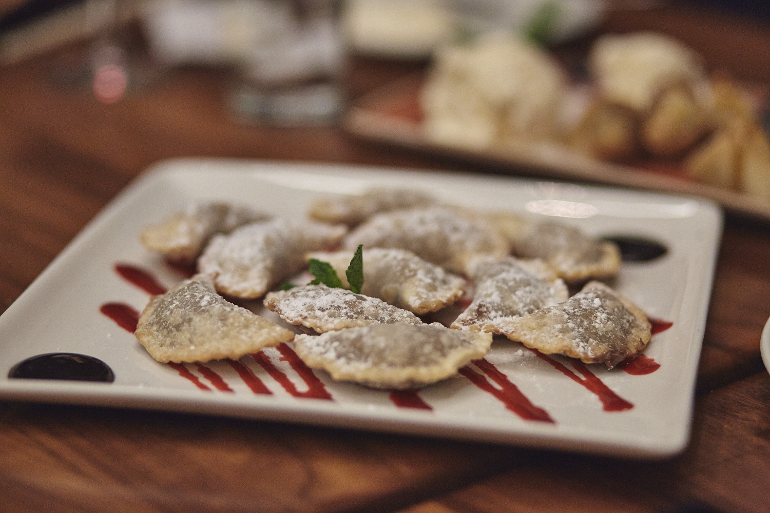 Une belle gang d'influenceurs rassemblée pour une tournée de sake bomb au PF Chang's