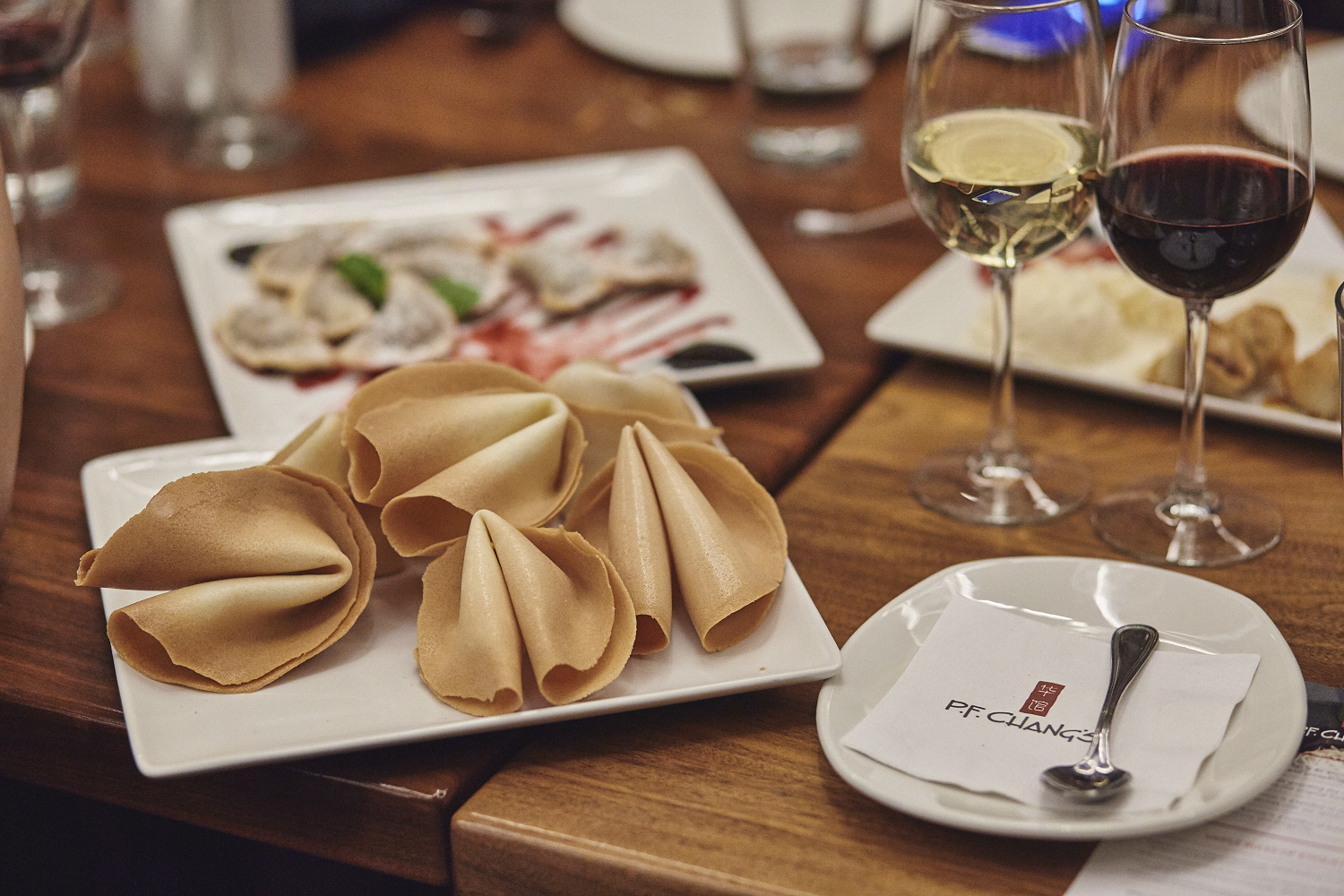 Une belle gang d'influenceurs rassemblée pour une tournée de sake bomb au PF Chang's