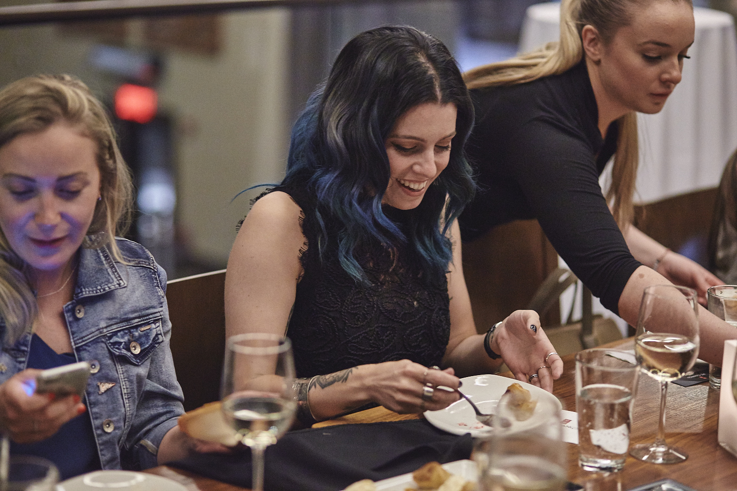 Une belle gang d'influenceurs rassemblée pour une tournée de sake bomb au PF Chang's