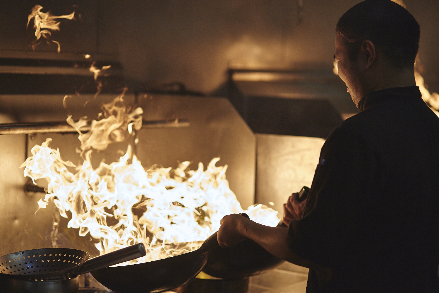 Une belle gang d'influenceurs rassemblée pour une tournée de sake bomb au PF Chang's
