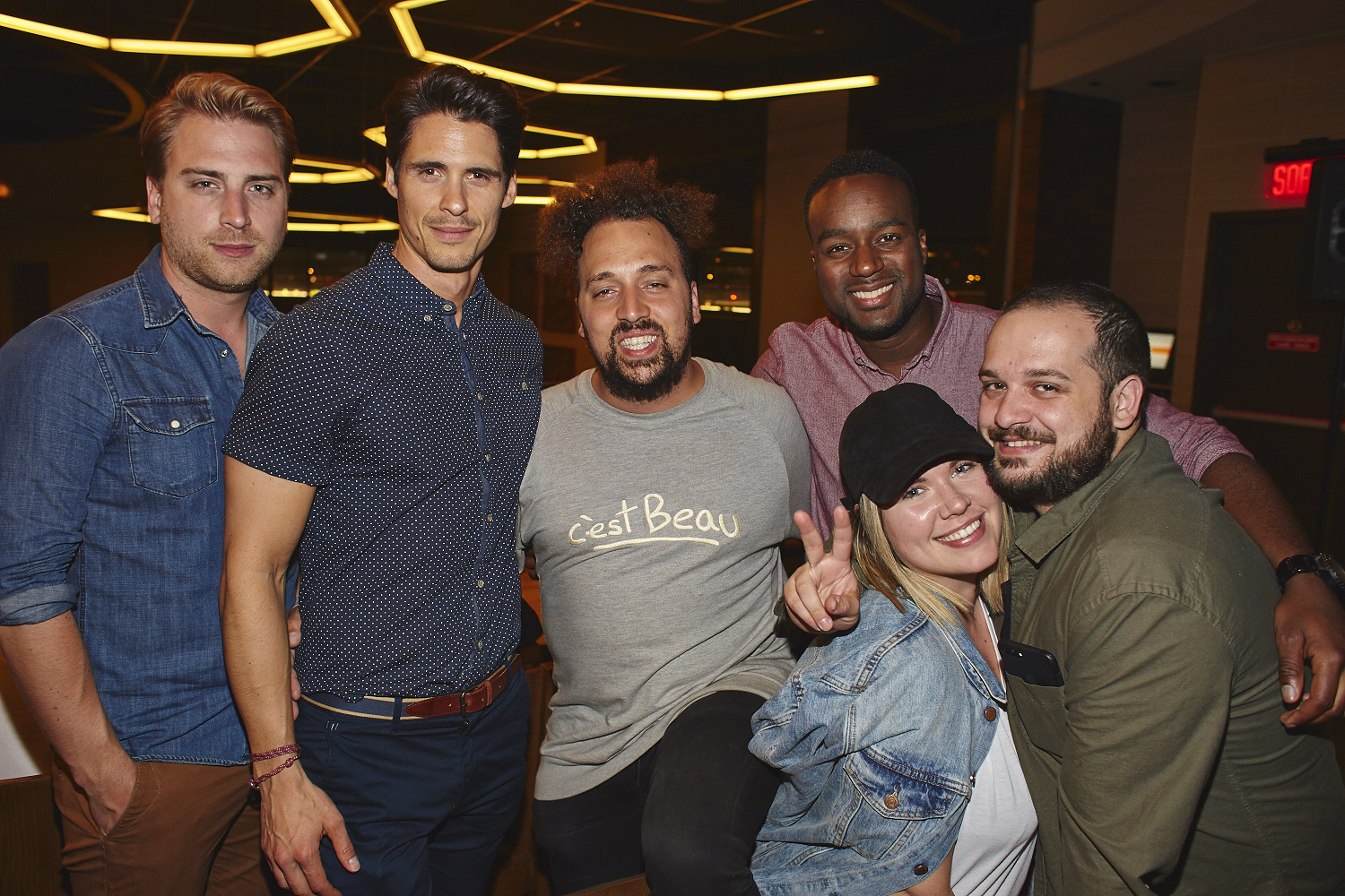 Une belle gang d'influenceurs rassemblée pour une tournée de sake bomb au PF Chang's