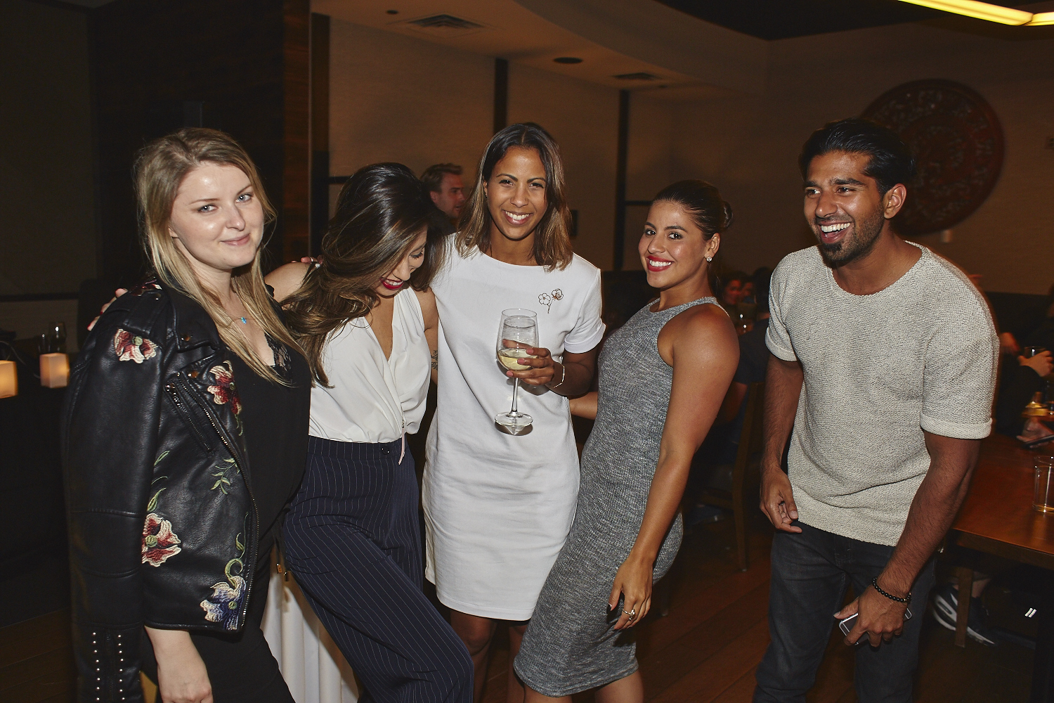 Une belle gang d'influenceurs rassemblée pour une tournée de sake bomb au PF Chang's