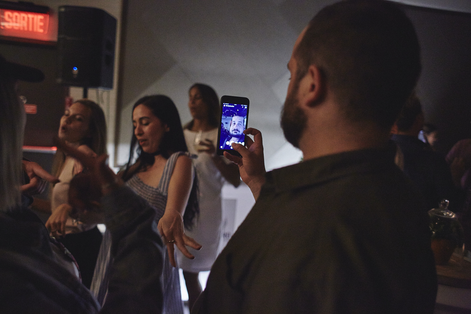 Une belle gang d'influenceurs rassemblée pour une tournée de sake bomb au PF Chang's