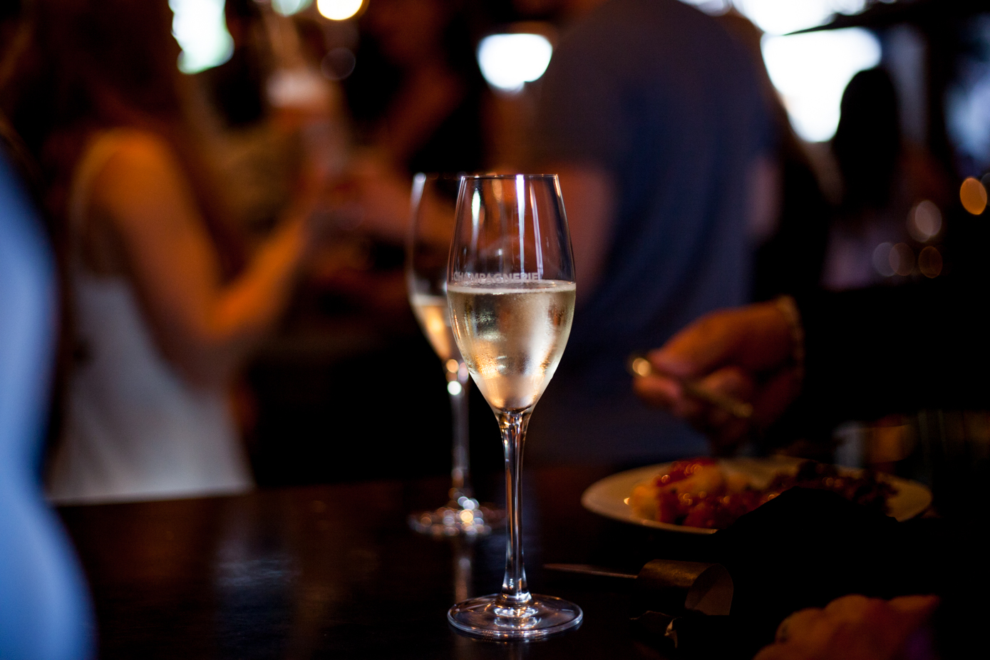 La Champagnerie fête 4 ans de sabrage avec un party de fête ultra luxueux