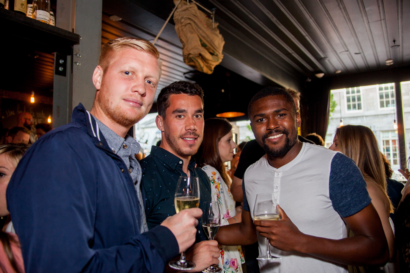 La Champagnerie fête 4 ans de sabrage avec un party de fête ultra luxueux