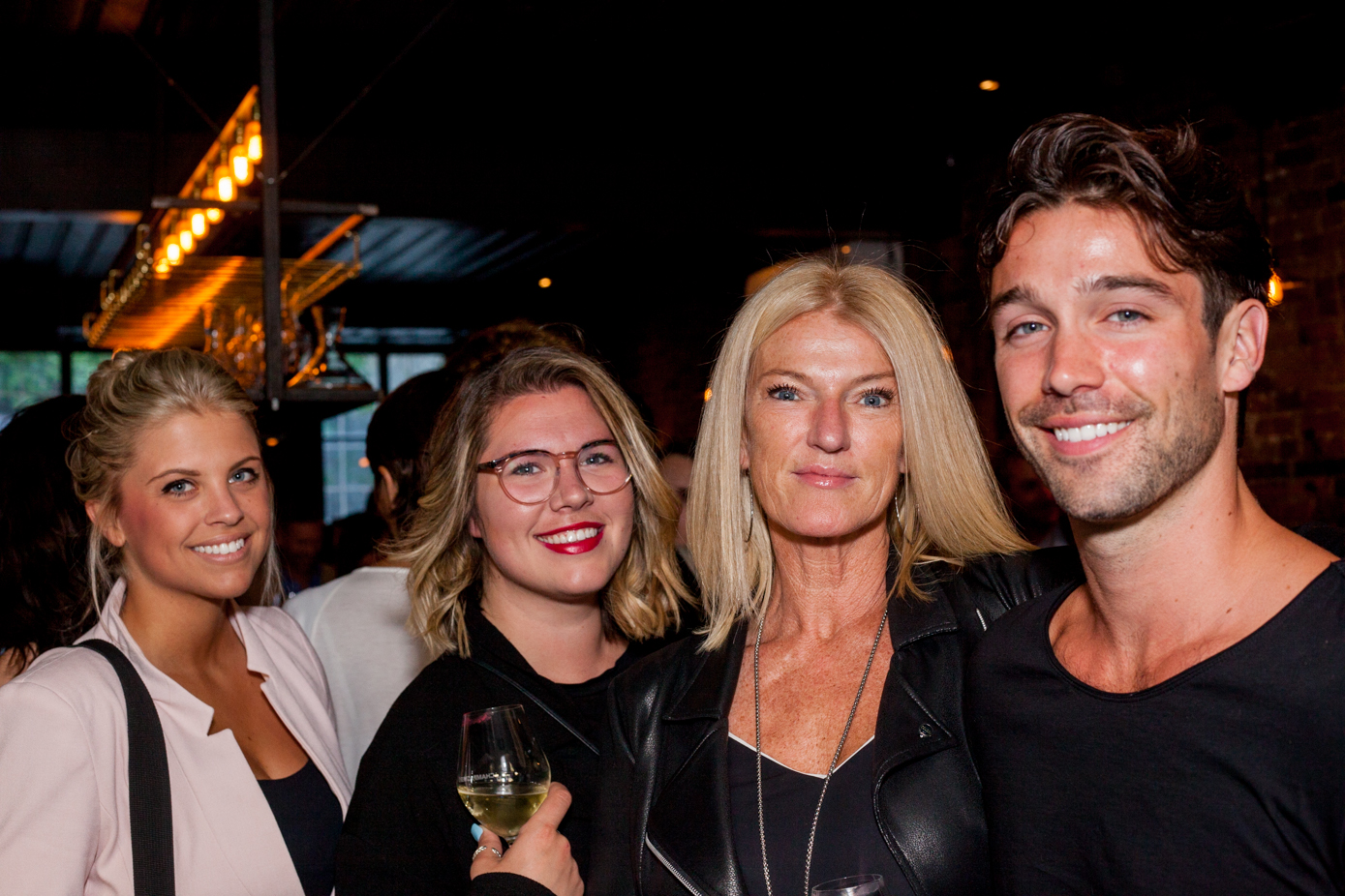 La Champagnerie fête 4 ans de sabrage avec un party de fête ultra luxueux