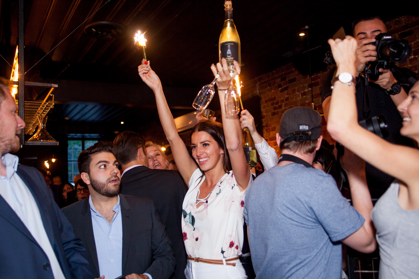 La Champagnerie fête 4 ans de sabrage avec un party de fête ultra luxueux