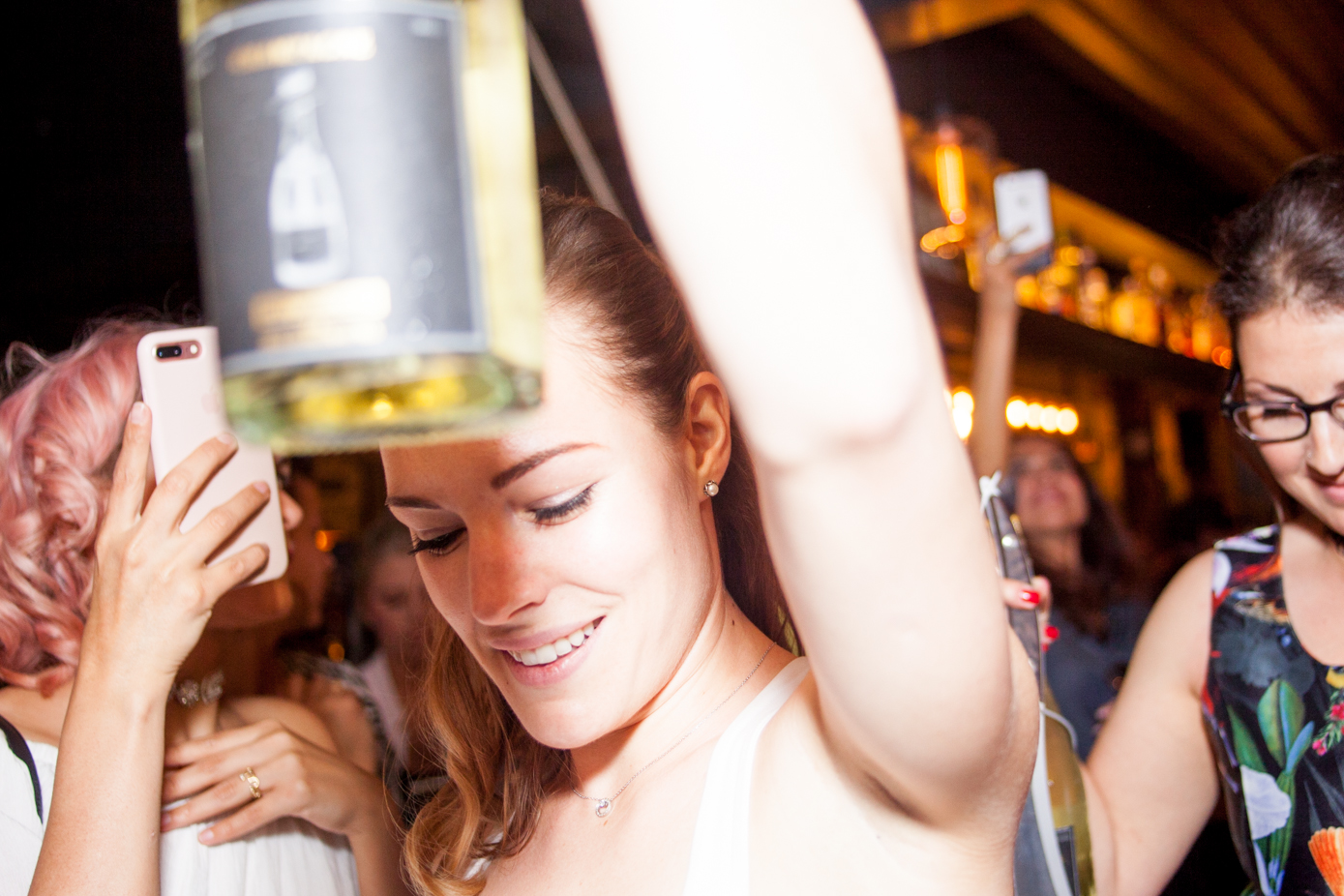 La Champagnerie fête 4 ans de sabrage avec un party de fête ultra luxueux