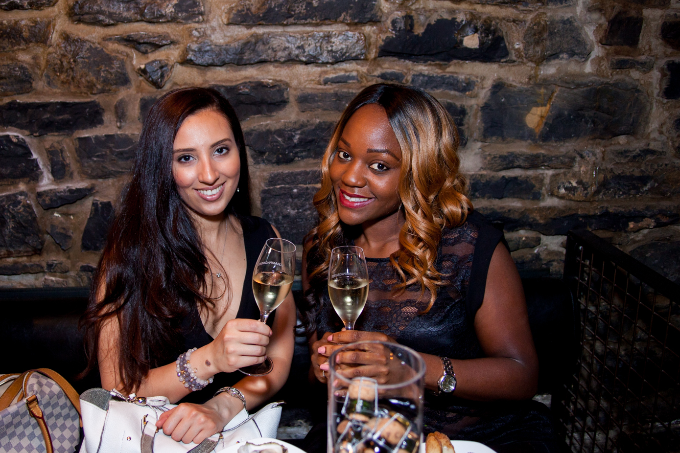 La Champagnerie fête 4 ans de sabrage avec un party de fête ultra luxueux