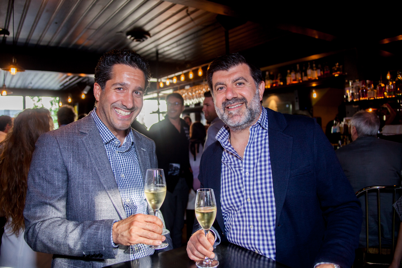 La Champagnerie fête 4 ans de sabrage avec un party de fête ultra luxueux