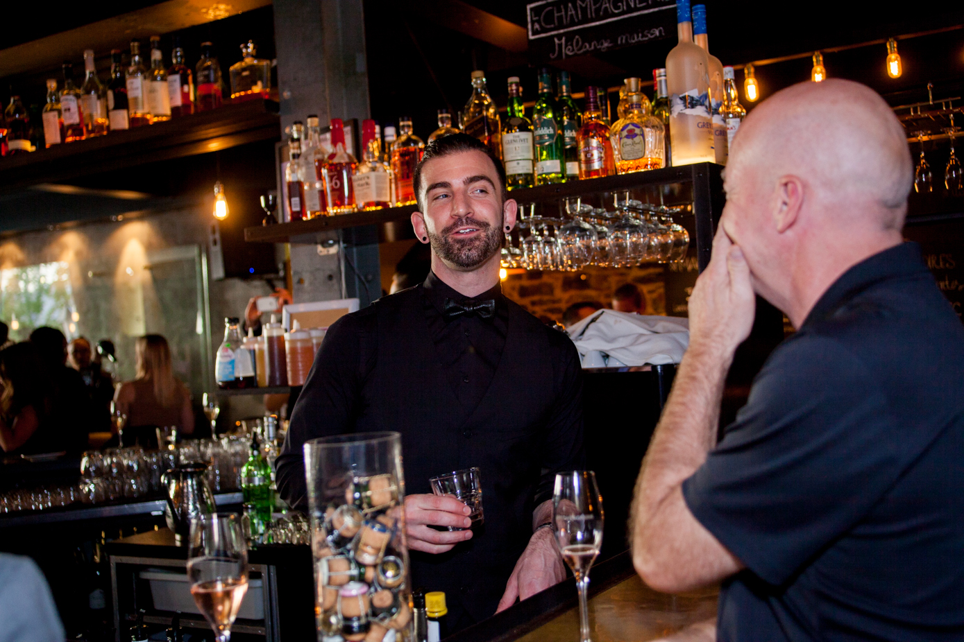 La Champagnerie fête 4 ans de sabrage avec un party de fête ultra luxueux