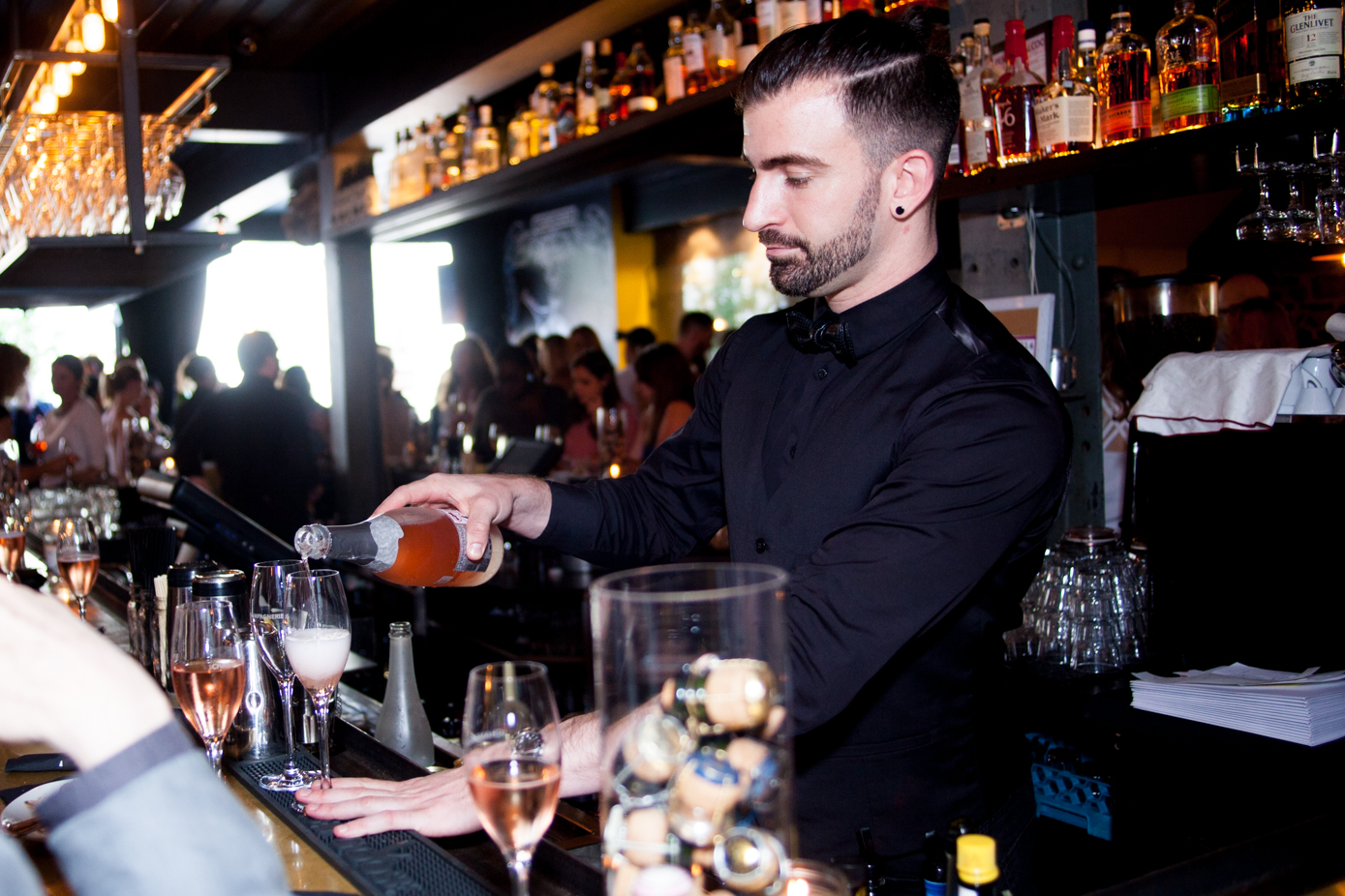 La Champagnerie fête 4 ans de sabrage avec un party de fête ultra luxueux