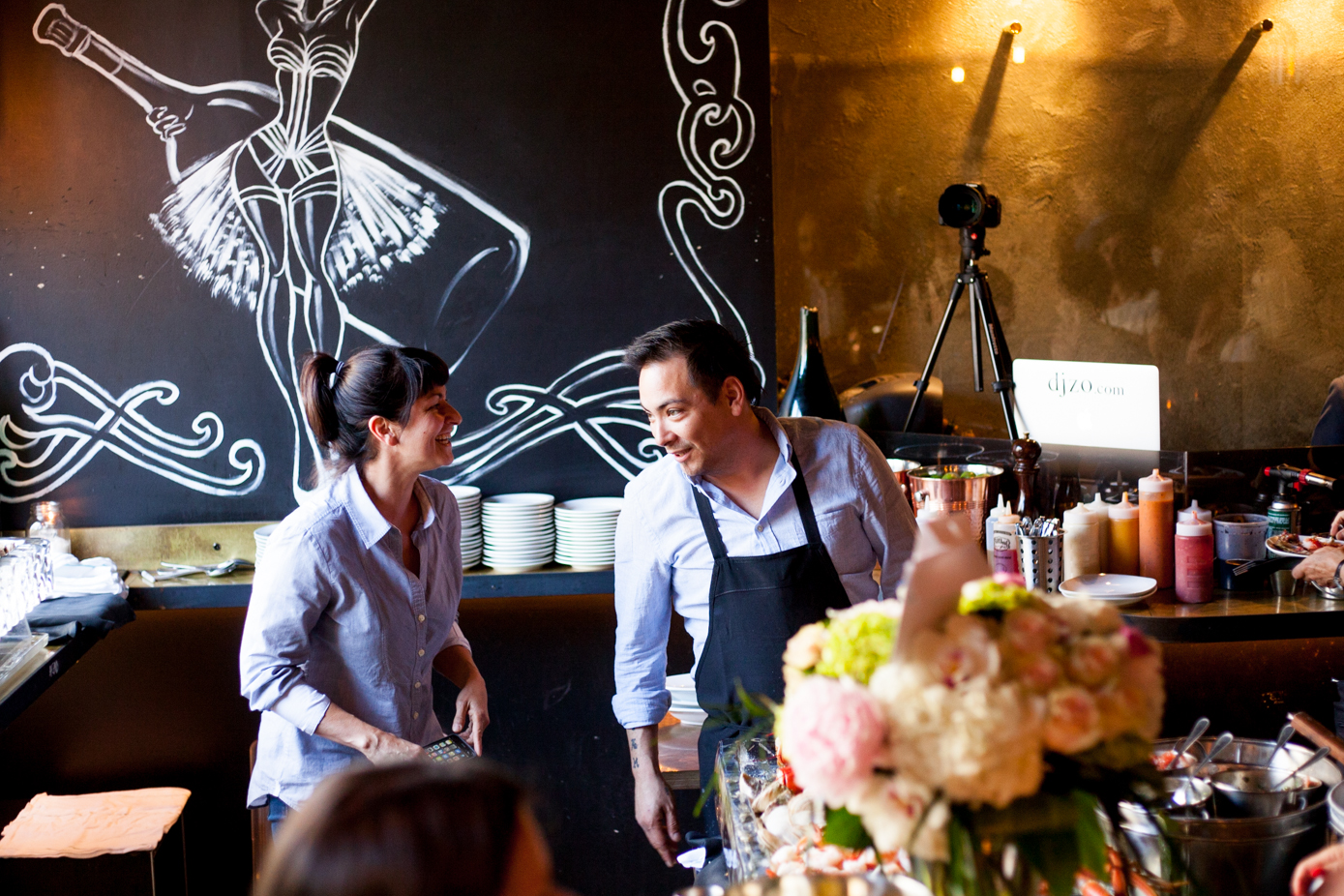 La Champagnerie fête 4 ans de sabrage avec un party de fête ultra luxueux