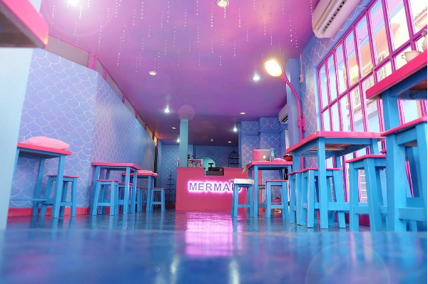 20 photos d'un café à thématique MERMAID qui va te donner envie d'acheter un billet d'avion LIVE