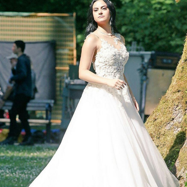 Un mariage se prépare dans la saison 2 de Riverdale (PHOTOS)