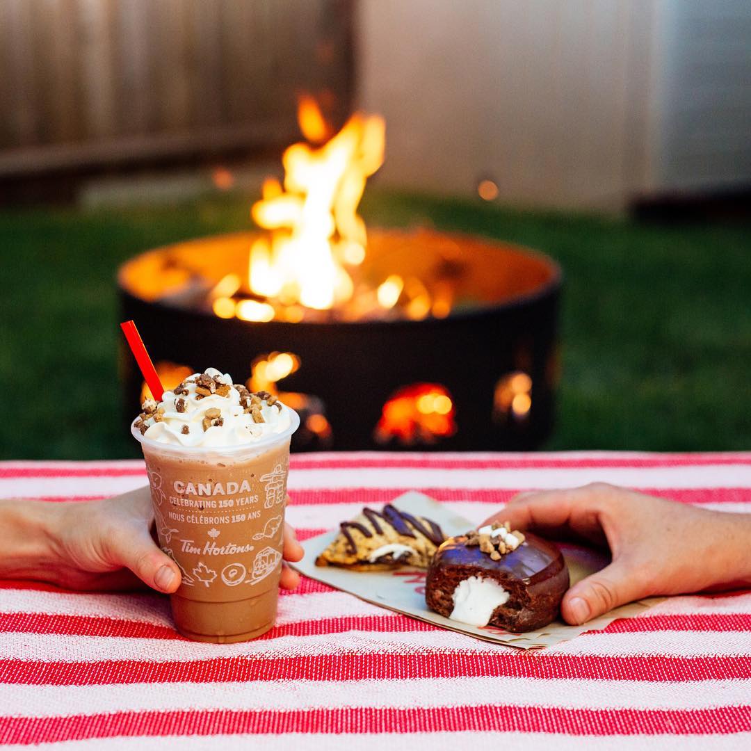 Tim Hortons ajoute des items à saveur de S'mores pour l'été pis on capote un peu