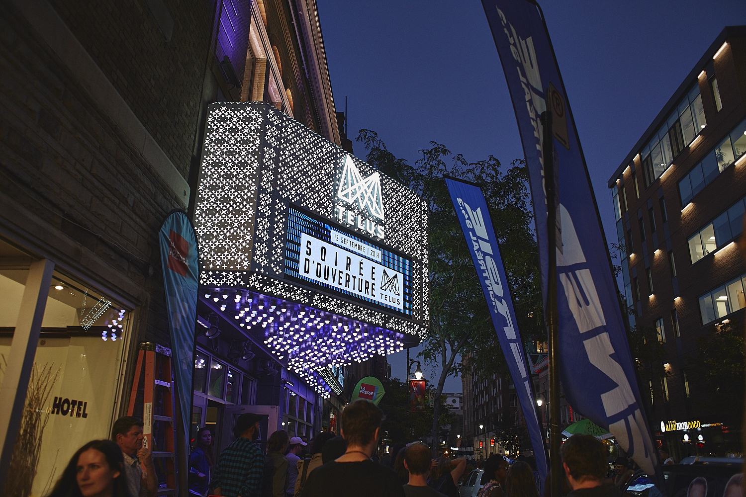 Le MTELUS s’offre un gros show d’ouverture gratuit en compagnie de centaines de Montréalais (PHOTOS)