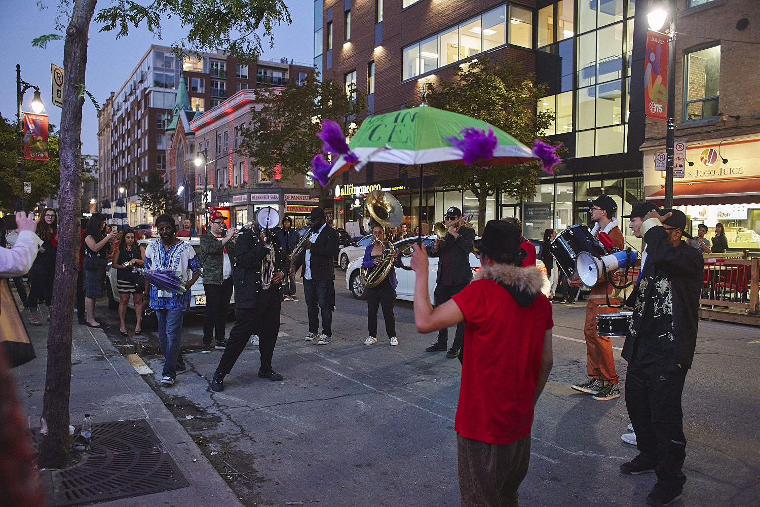 Le MTELUS s’offre un gros show d’ouverture gratuit en compagnie de centaines de Montréalais (PHOTOS)