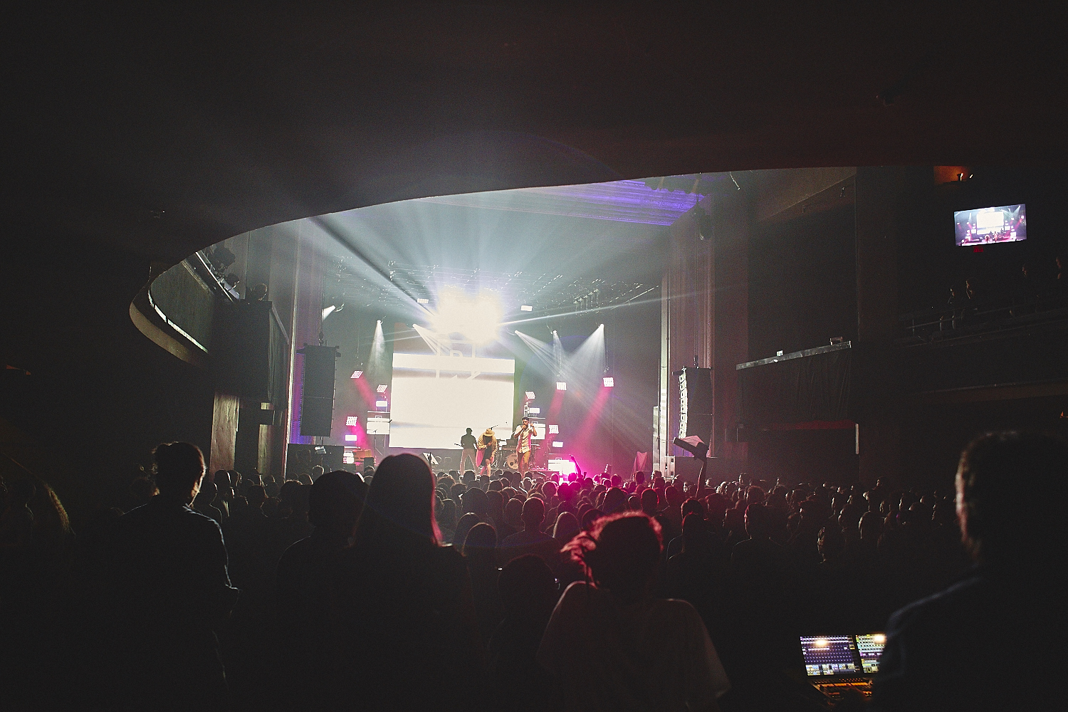 Le MTELUS s’offre un gros show d’ouverture gratuit en compagnie de centaines de Montréalais (PHOTOS)