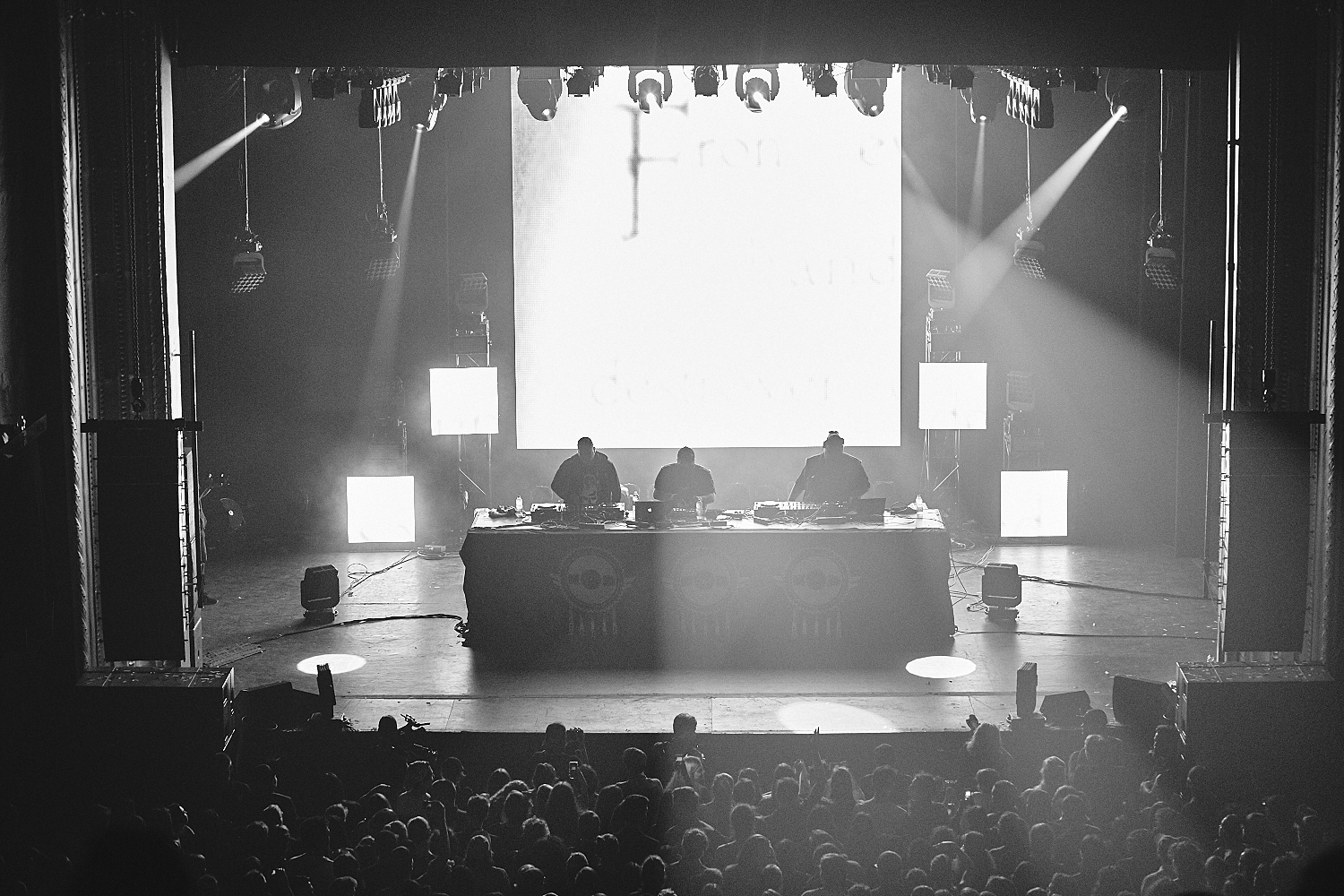 Le MTELUS s’offre un gros show d’ouverture gratuit en compagnie de centaines de Montréalais (PHOTOS)