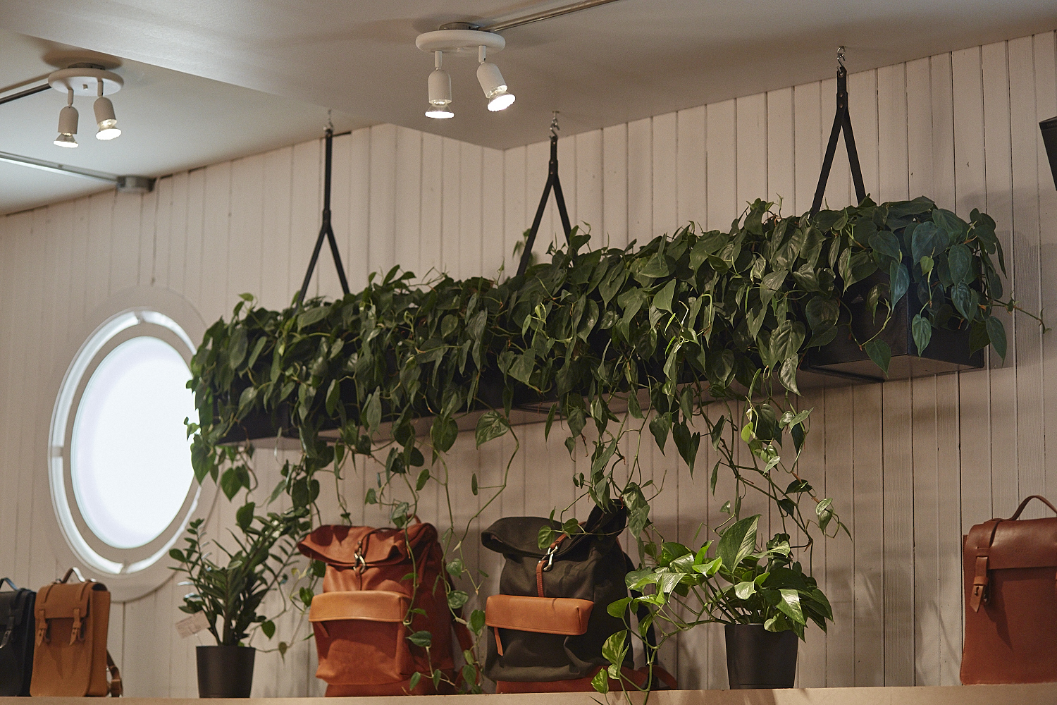 Pop-up shop exclusif de la collaboration entre Kroy X De L'île à la boutique Lowell