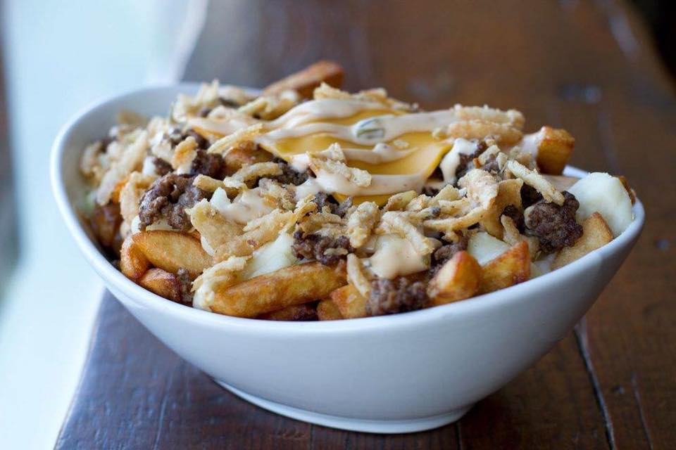 Un resto montréalais t'offre maintenant la poutine à volonté toute la semaine