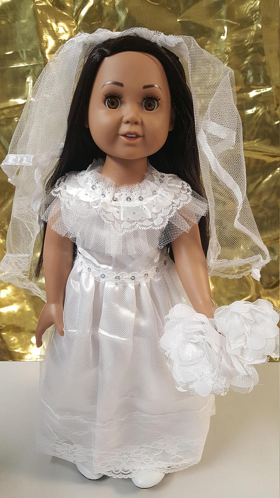 Ces poupées du Prince Harry et Meghan Markle ressemblent à tout sauf au couple royal (PHOTOS)