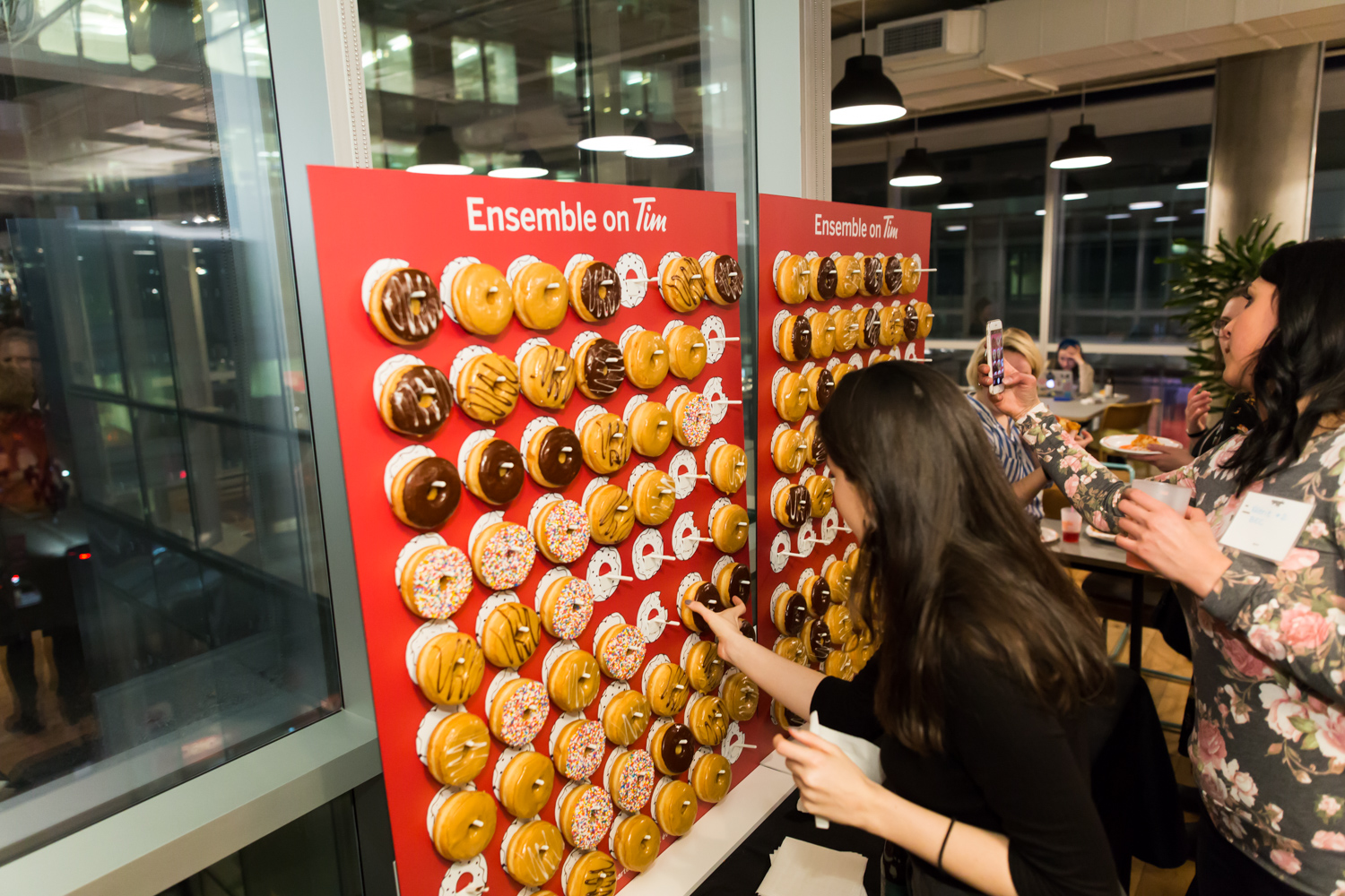 Mur de beignes, pizzas et cocktails pour le sympathique 5@7 d'Agenda PR (PHOTOS)