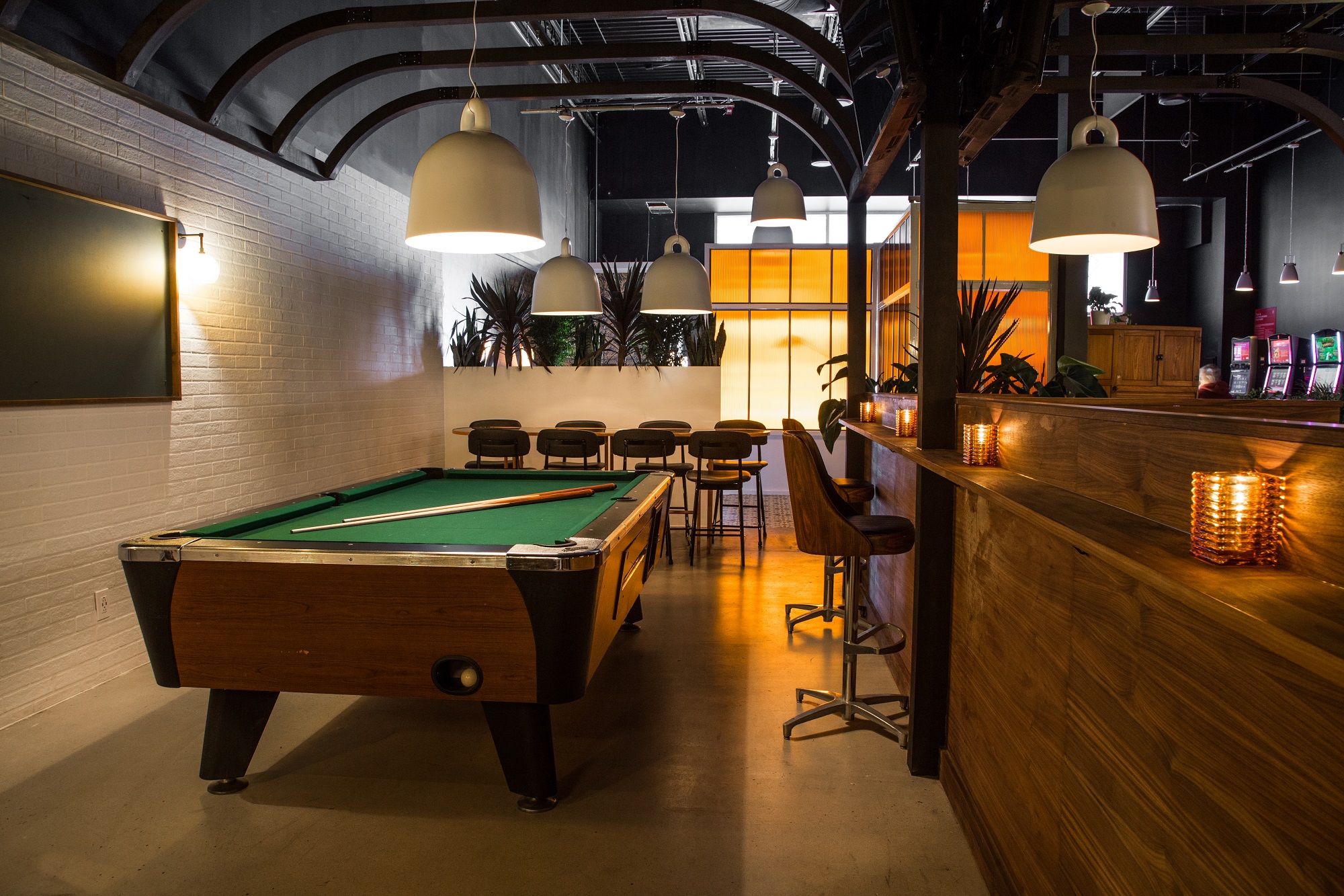 Un très cool nouveau bar ouvre ses portes à Montréal et ça vaut le détour (PHOTOS)