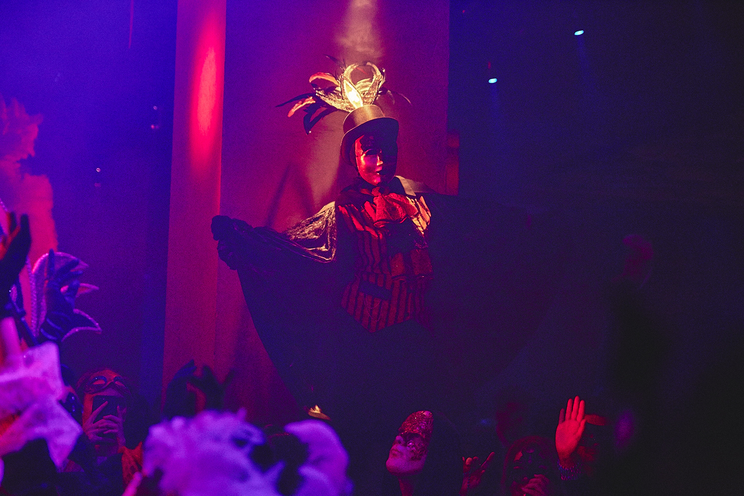 La Voûte célèbre le Mardi Gras avec une soirée carnavalesque des plus sexy (PHOTOS)