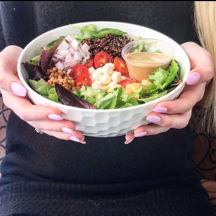 Un nouveau resto où tu peux choisir ta salade selon ta personnalité ouvre sur le Plateau