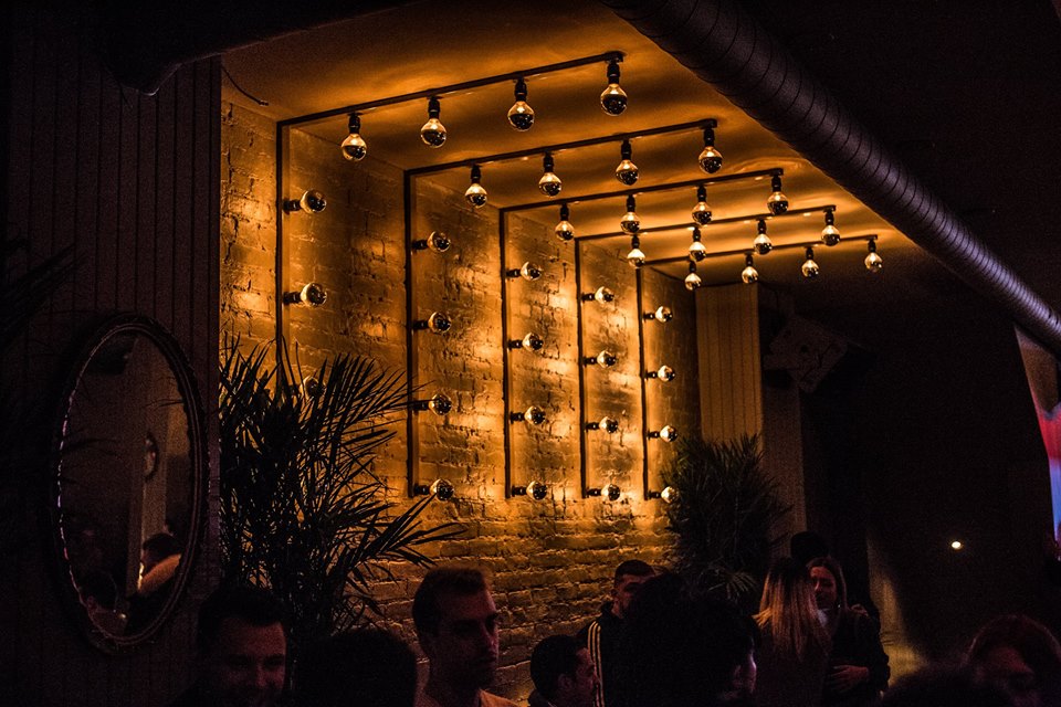 Un tout nouveau bar très cool vient d'ouvrir sur la Main