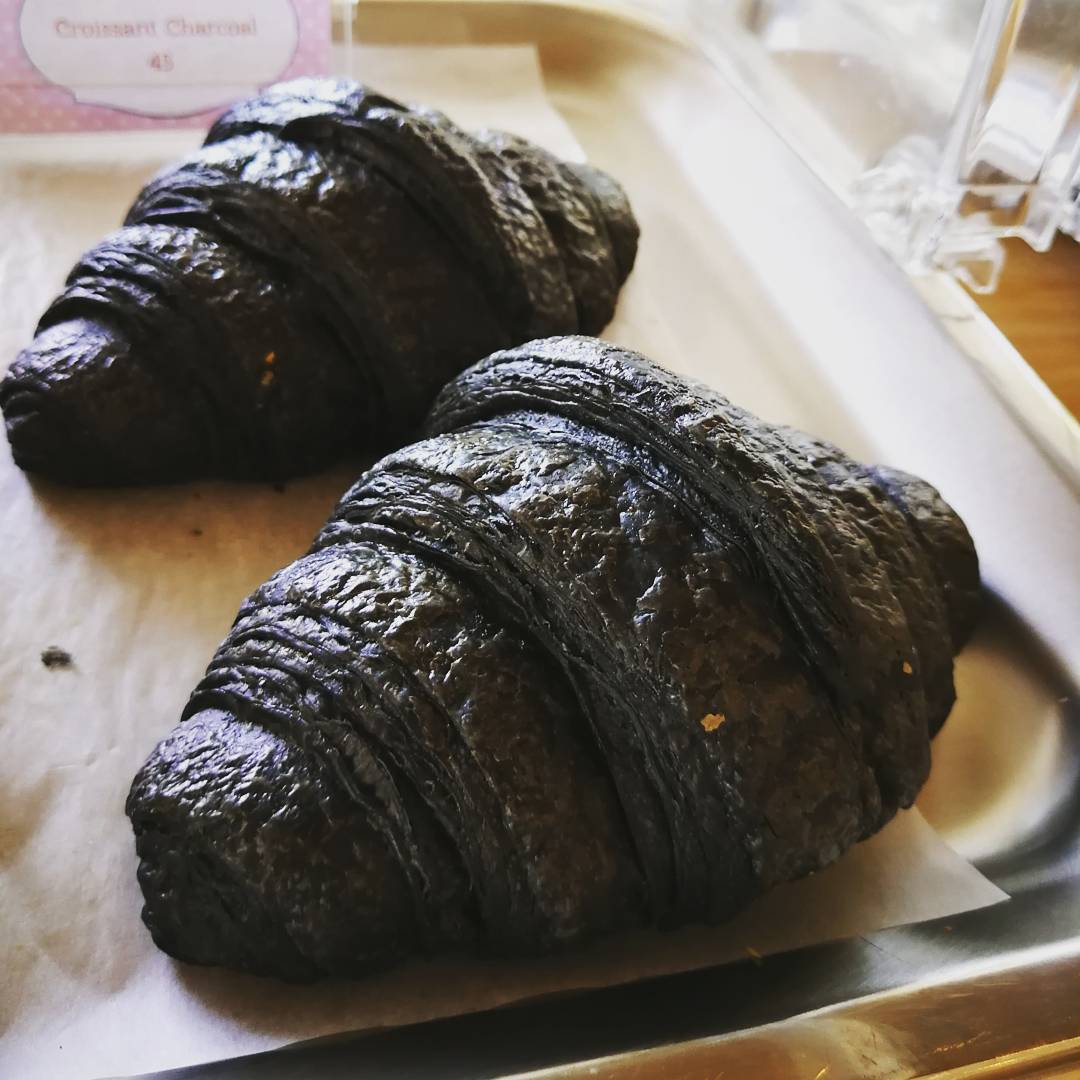 Les croissants au charcoal: la nouvelle tendance culinaire populaire sur Instagram (PHOTOS)
